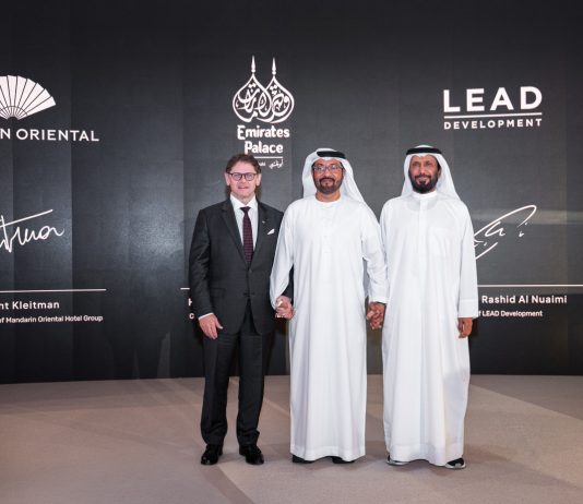 EAU, 2029 | Mandarin Oriental annonce les Emirates Palace, Mandarin Oriental Mansions à Abu Dhabi signing-ceremony@credit Mandarin Oriental