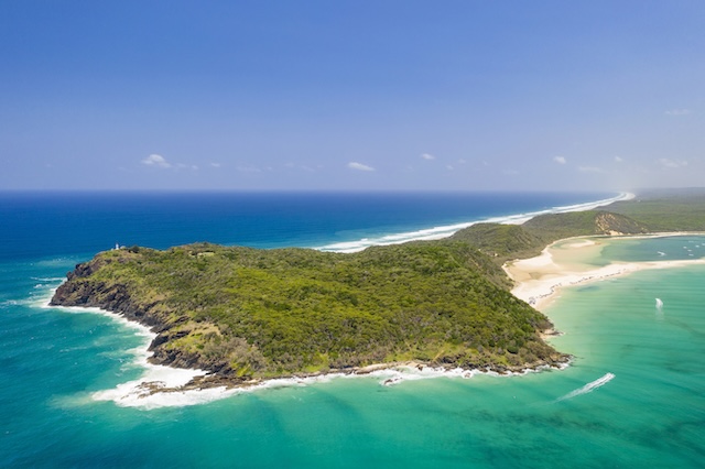 Australie | Le Queensland confie Double Island à Morris Group pour relancer une destination touristique emblématique Double Island point on a sunny day, Queensland, Australia