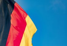 Allemagne | Revo Hospitality se démantèle : 450 salariés licenciés au siège, 120 hôtels repris par cinq opérateurs et investisseurs detail of german flag under clear blue sky