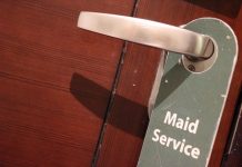 Économie | Bien connu dans les hôtels, le groupe de facility management Atalian change de mains Modern hotel door handle with privacy please sign hanging