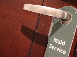 Économie | Bien connu dans les hôtels, le groupe de facility management Atalian change de mains Modern hotel door handle with privacy please sign hanging