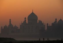 Inde, 2031 | Kerten Hospitality à l’heure indienne Beautiful view of Taj Mahal from the bank of Yamuna in Agra, India