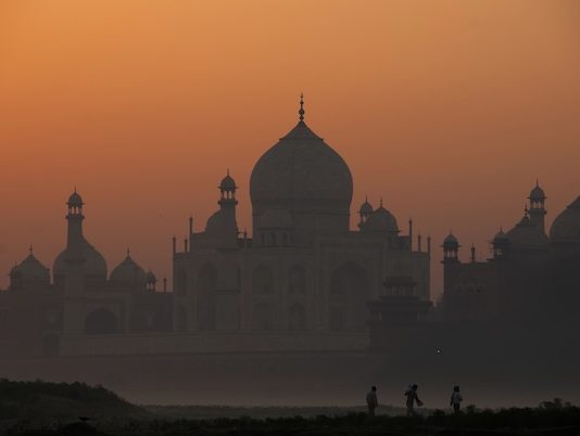 Inde, 2031 | Kerten Hospitality à l’heure indienne Beautiful view of Taj Mahal from the bank of Yamuna in Agra, India