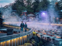 Japon | Hoshino Resorts ouvre le KAI Kusatsu, un exceptionnel ryokan à découvrir en photos Guests strolling through Kusatsu Onsen town_KAI Kusatsu