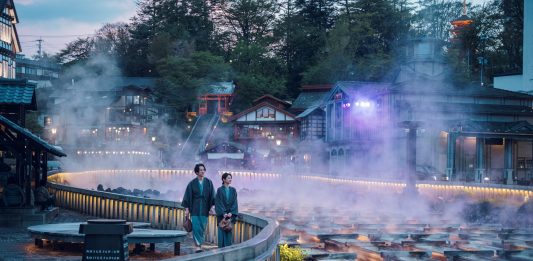 Japon | Hoshino Resorts ouvre le KAI Kusatsu, un exceptionnel ryokan à découvrir en photos Guests strolling through Kusatsu Onsen town_KAI Kusatsu