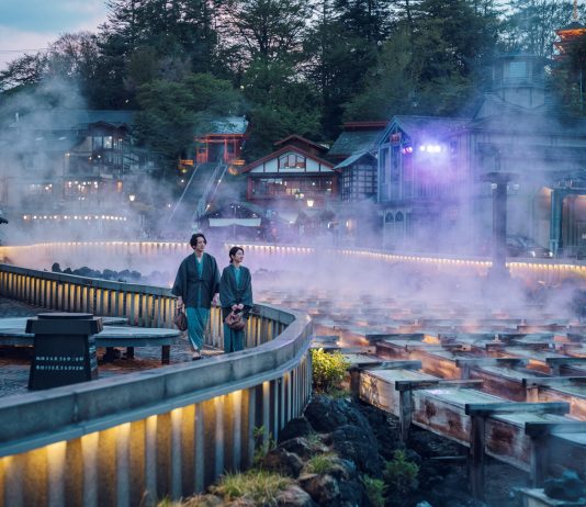 Japon | Hoshino Resorts ouvre le KAI Kusatsu, un exceptionnel ryokan à découvrir en photos Guests strolling through Kusatsu Onsen town_KAI Kusatsu