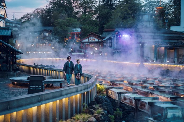Guests strolling through Kusatsu Onsen town_KAI Kusatsu