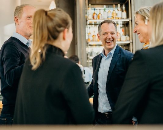 Trends Report Hilton | Hilton pose l’hospitalité en modèle universel de management : l’humain reprend l’avantage sur l’IA Hilton Frankfurtb City Centre @ creidt Hilton