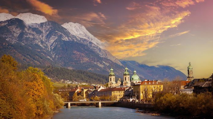 Autriche | Minor Hotels signe le NH Collection Innsbruck Grand Hotel Europa et renforce son développement en Autriche Panoramic view of sunset scene at Innsbruck cityscape, colorful historic buildings in Innsbruck, Austria
