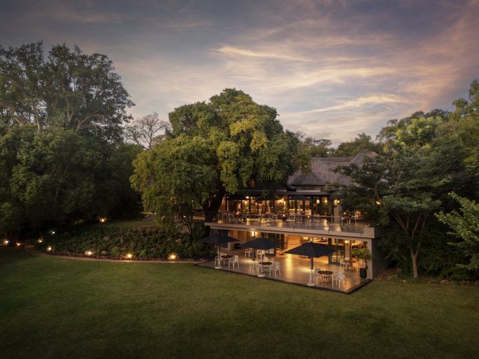 Zimbabwe | Anantara enrichit son offre safari à Victoria Falls avec deux Pool Suites et un nouveau Spa Gazebo @ credit Anantara Stanley & Livingstone Victoria Falls Hotels_Exterior_Dusk-07ceec-original-1782730830
