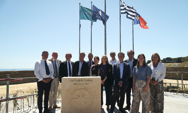 e gauche à droite : M. Tibault Grollemund, Maire de Le Palais ; M. Christophe Pinault, Président de la Caisse d’Épargne Bretagne-Pays de Loire ; M. Michael Galy, préfet du Morbihan ; M. Sébastien Bazin, Président- Directeur général d'Accor, M. Alexandre Giuglaris, Directeur général de la Fondation du Patrimoine, Mme Florence Bessy, sous-préfète de Lorient ; Mme Maud Bailly, Directrice générale Sofitel Legend, Sofitel, MGallery & Emblems ; M. Olivier Sichel, Directeur général de la Caisse des Dépôts, Banque des Territoires ; M. Stéphane Bern, Chargé de la mission patrimoine et parrain de Territoires d’Histoire(s) ; M. Christian Mantei, Président d’Atout France ; Mme. Camille Rives, Responsable de l’investissement Banques des Territoires ; Mme Karine Bellec, Vice-Présidente du conseil départemental du Morbihan.