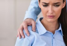 Jurisprudence, France | Le « harcèlement sexuel d’ambiance » impose de nouvelles exigences aux employeurs Sexual Harassment. Boss Harassing Female Colleague Touching Her Shoulder Sitting At Work In Office. Cropped, Copy Space @ credit Depositphotos.com