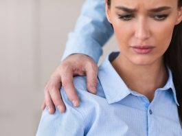 Jurisprudence, France | Le « harcèlement sexuel d’ambiance » impose de nouvelles exigences aux employeurs Sexual Harassment. Boss Harassing Female Colleague Touching Her Shoulder Sitting At Work In Office. Cropped, Copy Space @ credit Depositphotos.com