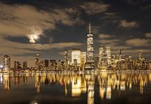 Ouverture S2 2027, USA | Aspen Hospitality lance la marque Nell Hotels et dévoile, au Rockefeller Center, The Nell New York, futur Relais & Châteaux New York skyline at night. New York city night skyline. New York downtown night panorama. New York Manhattan night cityscape