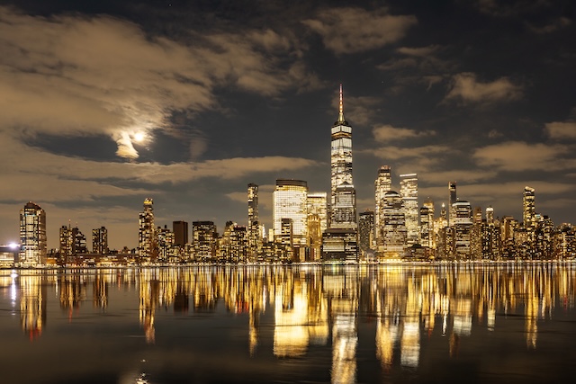 Ouverture S2 2027, USA | Aspen Hospitality lance la marque Nell Hotels et dévoile, au Rockefeller Center, The Nell New York, futur Relais & Châteaux New York skyline at night. New York city night skyline. New York downtown night panorama. New York Manhattan night cityscape