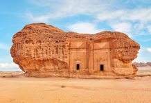 Arabie Saoudite | Le tourisme chinois vers l’Arabie saoudite en forte croissance Old Nabatean architecture at Jabal Al Ahmar, Hegra in Saudi Arabia, 18 ancient tombs are located here @ credit Depositphotos