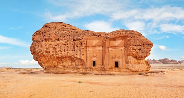 Arabie Saoudite | Le tourisme chinois vers l’Arabie saoudite en forte croissance Old Nabatean architecture at Jabal Al Ahmar, Hegra in Saudi Arabia, 18 ancient tombs are located here @ credit Depositphotos