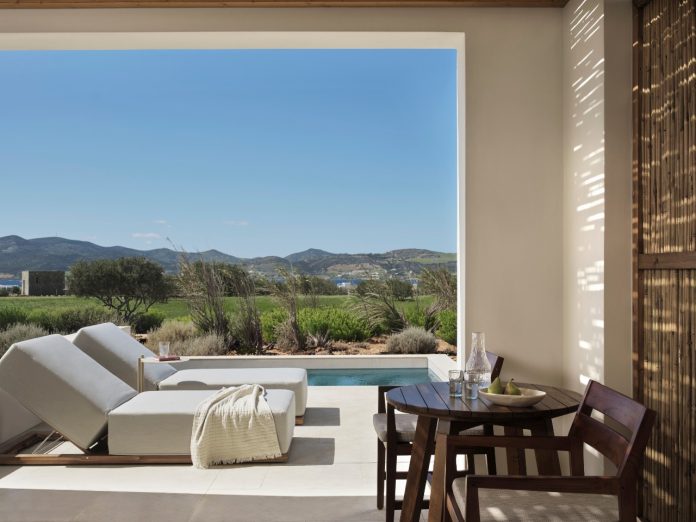 Grèce | Hyatt accélère en Grèce avec l’ouverture du Parian Chronicle Hotel Paros, première adresse insulaire de Destination by Hyatt Grand-Suite-Outside-Area-Pool-1280x1280