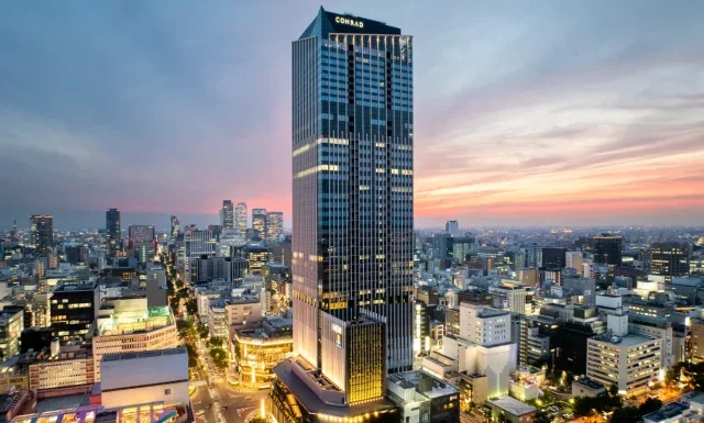 Hilton ouvre le Conrad Nagoya avec Mitsubishi Estate : 170 chambres au sommet de Sakae, débuts de la marque de luxe dans l'Aichi.