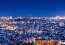 2026, Espagne | Kaya Hotels & Resorts s’empare du ME Barcelona pour plus de 100 M€ Barcelona skyline panorama at night, Spain