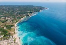 S2 2029, Indonésie | Radisson Hotel Group signe le Bloom Hotel Bali Ungasan, nouvelle adresse Radisson Individuals sur la péninsule de Bukit Aerial view of Bukit peninsula with blue ocean in Bali