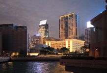 Résultats, Hong Kong | The Hongkong and Shanghai Hotels (Peninsula) renoue avec les bénéfices et engage 2,1 milliards HKD* de rénovations pour le Peninsula Hong Kong et le Peninsula Tokyo 21 Dec 2020 The Hong Kong. Peninsula Hotel at christmas time ,