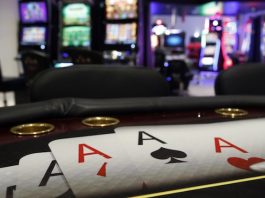 Illustration Slot machines in a casino @ Depositphotos.com