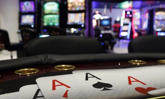Illustration Slot machines in a casino @ Depositphotos.com