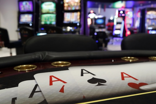 Illustration Slot machines in a casino @ Depositphotos.com