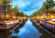 Pays-Bas | Invesco a cédé l’Andaz Amsterdam Prinsengracht à First Sponsor Group Canals of Amsterdam at night. Amsterdam is the capital and most populous city of the Netherlands @ credit Depositphotos_62829165_XL