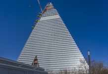 Développement 🇪🇺 | L’Europe compte 1 736 projets en pipeline, Lodging Econometrics anticipe déjà 2028 Paris, France - 02 26 2026: Porte de Versailles. Graphical view of two rappelling descent cleaners on The Triangle Tower building under construction and sunny blue sky