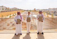Projet, Arabie saoudite | Sports Boulevard signe un troisième fonds de 161 millions d’euros pour un hôtel de luxe à Riyad Jayne McGivern, CEO of the Sports Boulevard Foundation (center) with officials from Rikaz Properties and Al Jazira Capital @ credit Sports Boulevard