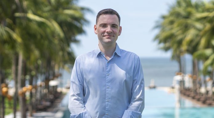 Joris Quintelier as Resort Manager @ credit 4S