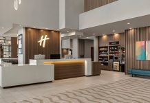 États-Unis | IHG ouvre le premier Holiday Inn avec son nouveau concept de lobby, près de l’aéroport de Denver Holiday Inn by IHG’s latest lobby design concept, featuring a co-located front desk, ordering counter and full-service bar designed to create a more seamless and connected guest experience. Co-located Front Desk, Ordering Counter and Full-Service Bar at Holiday Inn & Suites Commerce City-Denver Airport by IHG