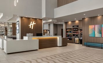 États-Unis | IHG ouvre le premier Holiday Inn avec son nouveau concept de lobby, près de l’aéroport de Denver Holiday Inn by IHG’s latest lobby design concept, featuring a co-located front desk, ordering counter and full-service bar designed to create a more seamless and connected guest experience. Co-located Front Desk, Ordering Counter and Full-Service Bar at Holiday Inn & Suites Commerce City-Denver Airport by IHG