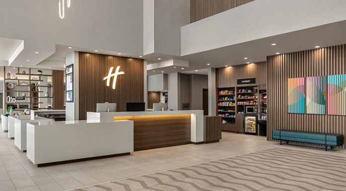 Holiday Inn by IHG’s latest lobby design concept, featuring a co-located front desk, ordering counter and full-service bar designed to create a more seamless and connected guest experience. Co-located Front Desk, Ordering Counter and Full-Service Bar at Holiday Inn & Suites Commerce City-Denver Airport by IHG