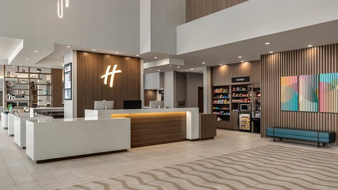Holiday Inn by IHG’s latest lobby design concept, featuring a co-located front desk, ordering counter and full-service bar designed to create a more seamless and connected guest experience. Co-located Front Desk, Ordering Counter and Full-Service Bar at Holiday Inn & Suites Commerce City-Denver Airport by IHG