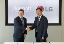 Tech’ | Marriott International et LG Electronics déploient une nouvelle plateforme technologique pour les chambres Drew Pinto, EVP and Chief Revenue and Technology Officer Marriott International and Don Kwack, President and CEO LG Electronics North America sign strategic agreement at Marriott International HQ