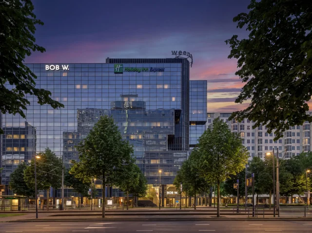 Bob W Rotterdam: 160-unit flagship in converted offices