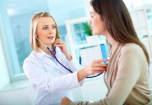France | Arrêts maladie plafonnés depuis le 1er septembre : quel impact pour l’hôtellerie ? Consulation médicale, illustration @ credit Depositphotos.com