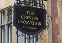 Royaume-Uni | Martin Property Group choisi pour rénover et exploiter le Chester Grosvenor Chester, UK - August 1st 2018: A sign above the entrance to the Chester Grosvenor Hotel in the historic city of Chester, UK. The hotel is owned by the Duke of Westminster.