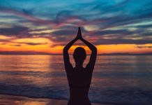 2029 Bien-être, Marbella, Espagne | Ilanga Capital et Goldman Sachs financent le complexe Oakmond dédié à la longévité, Young healthy woman practicing yoga on the beach at sunrise, benefits of natural environments for physical.