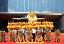 Chine | MGM Hospitality ouvre le MGM Shenzhen Prince Bay au cœur de la Grande Baie Representatives pose for a group photo during the grand opening of MGM Shenzhen Prince Bay with traditional lion dance performers.