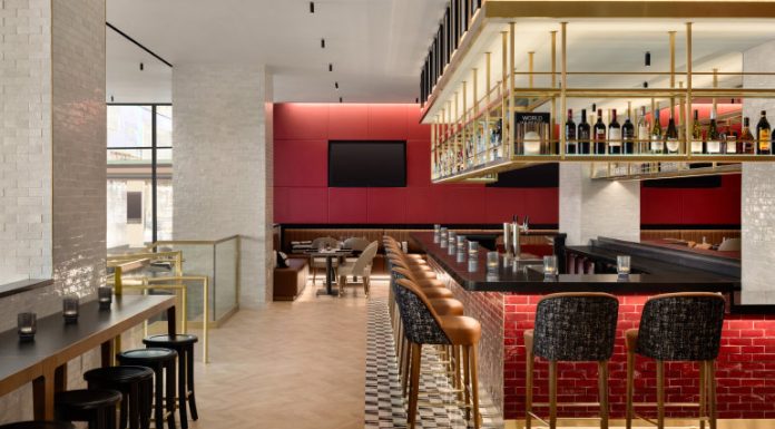 Le Fifty-First Street Social du Crowne Plaza Manhattan Times Square par IHG