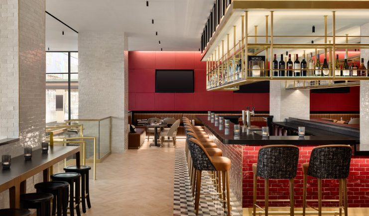 Le Fifty-First Street Social du Crowne Plaza Manhattan Times Square par IHG