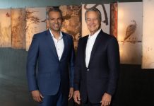 2027, Polynésie française | IHG et Pacific Beachcomber transforment l’InterContinental Bora Bora en Regent Bora Bora Rajit Sukumaran and Richard Bailey mark the signing of Regent Bora Bora at Regent Hong Kong @ credit IHG