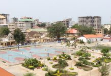 2029, Guinée | Hilton fait son entrée à Conakry avec le DoubleTree by Hilton Conakry Kaloum, sur le site de l’ex-Novotel Blue zone de Kaloum PAR Par Malamine Diaouné — Travail personnel, CC BY-SA 4.0, https://commons.wikimedia.org