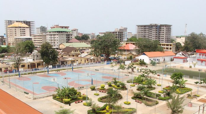 Blue zone de Kaloum PAR Par Malamine Diaouné — Travail personnel, CC BY-SA 4.0, https://commons.wikimedia.org