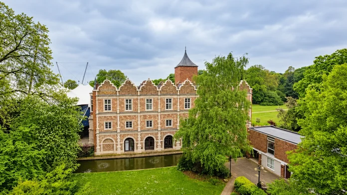 @ credit Holland Park Loop London @ credit Holland Park Loop London