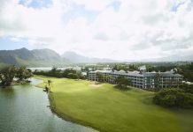 États-Unis | Hilton ouvre le Hale Hōkūala Kauaʻi, premier resort Curio Collection by Hilton à Hawaï Hale-Hokuala-Kauaʻi-Curio-Collection-by-Hilton-Exterior-View-of-Golf-Course-with-Haupu-Mountains @ credit Hilton